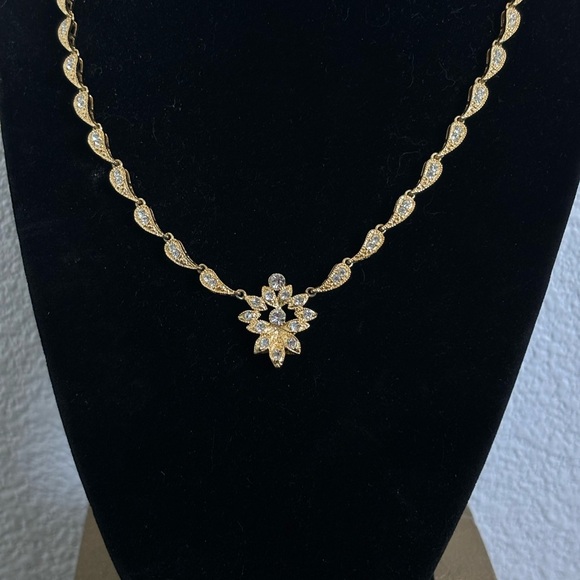 Elegant Gold Necklace with Crystal Accents - Picture 1 of 5